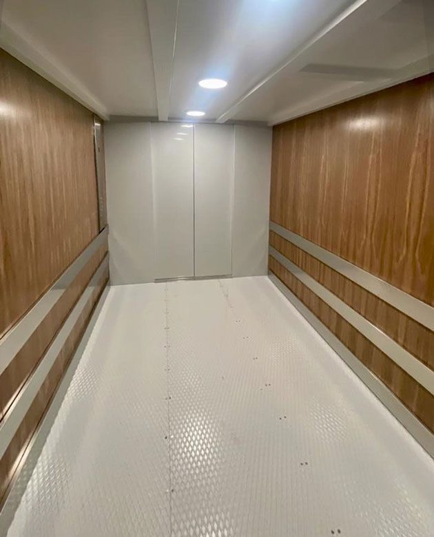 Tavarahissi modernisoinin jälkeen