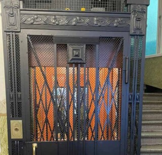 Helsingin Museokadulla 1935 rakennettu hissiin modernisoitiin Helsingin Museokadulla 1935 rakennettu hissiin modernisoitiin